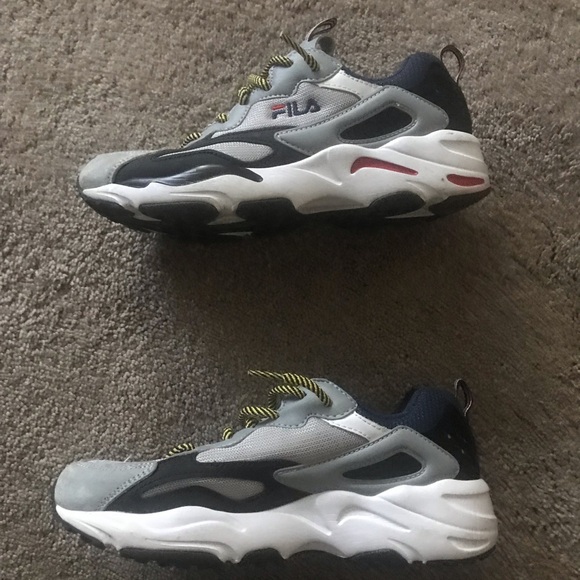 Boys FILA gymshoes gray / multiple colors size 4.5 - Picture 3 of 7